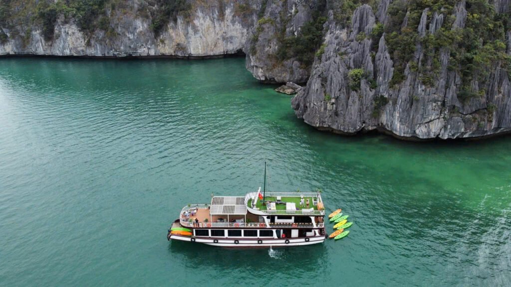 Vietnam-Rundreise mit festem Abreisedatum 12 Tage 22 Halong-Bucht Insel-CatBa Kajakfahren in der HalongBucht Ubernachtung auf dem Boot