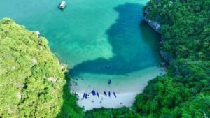 Die Hạ Long-Bucht (Vịnh Hạ Long) liegt im Nordosten Vietnams
