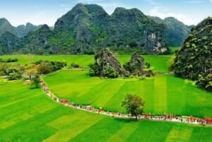Contact Us 1 18 Tam Cốc, auch bekannt als das „Trockene Hạ Long“, liegt in der Provinz Ninh Bình im Norden Vietnams.