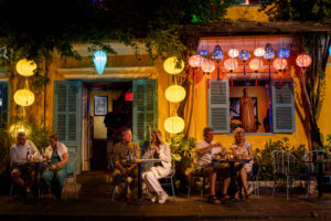 Vietnam Reise: Die schönsten Orte, die du in Vietnam entdecken solltest 20 Hoi An bar night in Vietnam