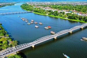 Entdecken Sie Hue – Vietnams kaiserliche Stadt voller Poesie und Geschichte 29 Song huong ban giao huong yen binh giua long co do cffb8f70c9