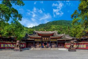 Entdecken Sie Hue – Vietnams kaiserliche Stadt voller Poesie und Geschichte 27 chua bao quoc 1