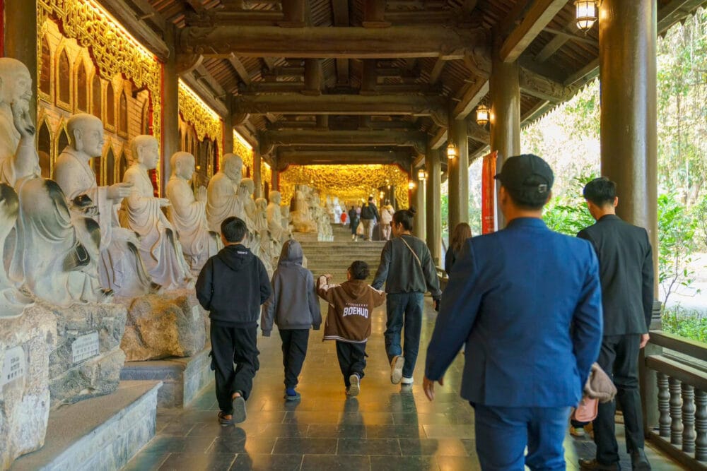 The Travel kürt Ninh Binh zum besten Reiseziel für Familienurlaube 2023 22 Hanh lang la han chua bai dinh e1739867766725