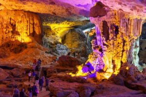 Ha Long Bucht – Das zeitlose Naturwunder Vietnams, das Sie gesehen haben müssen 31 Sung sot cave surprised by its vastness