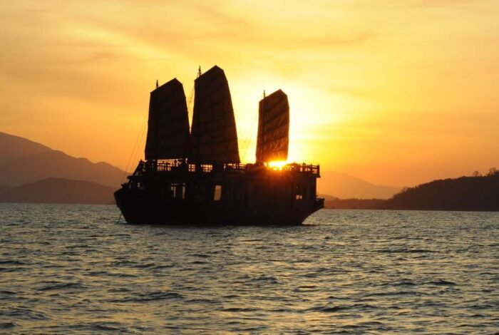 Emperor Cruises: TripAdvisor-Auszeichnung für Luxuskreuzfahrten in der Nha Trang Bucht 26 TourNgamHoangHonvaAnToiTrenDuThuyenEmperoroVinhNhaTrang KlookVietNam