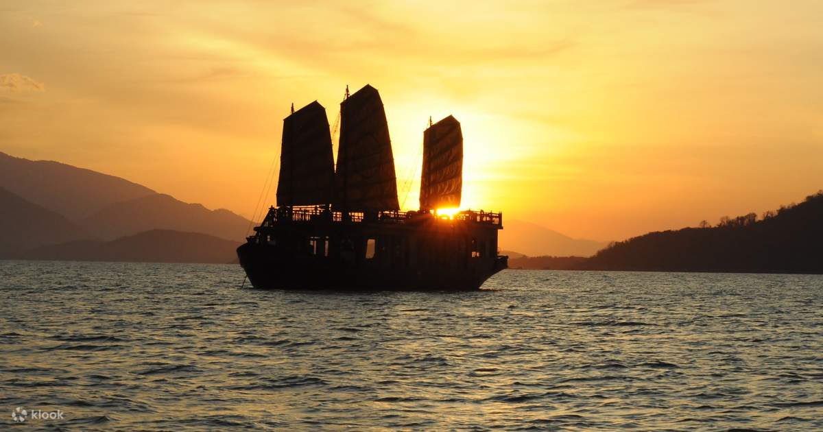 Emperor Cruises: TripAdvisor-Auszeichnung für Luxuskreuzfahrten in der Nha Trang Bucht 18 TourNgamHoangHonvaAnToiTrenDuThuyenEmperoroVinhNhaTrang KlookVietNam