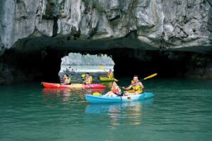 Ha Long Bucht – Das zeitlose Naturwunder Vietnams, das Sie gesehen haben müssen 28 den hang luon cheo thuyen kayak ngam khi vang va nhieu hoat dong thu vi khac 1 1641810323