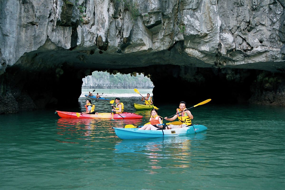 Halong Bucht – Das Naturwunder Vietnams 23 den hang luon cheo thuyen kayak ngam khi vang va nhieu hoat dong thu vi khac 1 1641810323