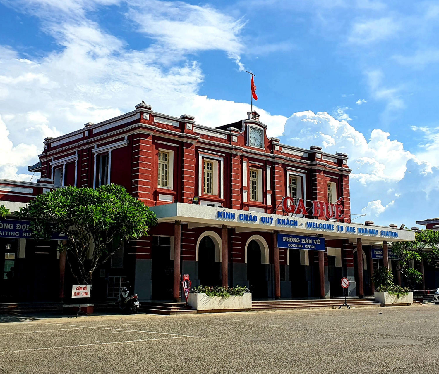 Perfekte Logistik und Kulturelle Highlights: Vietnams Attraktivität für Gruppenreisen 21 nha ga hue cong trinh kien truc co kinh mang dam dau an lich su xu kinh ky 01 1638598656