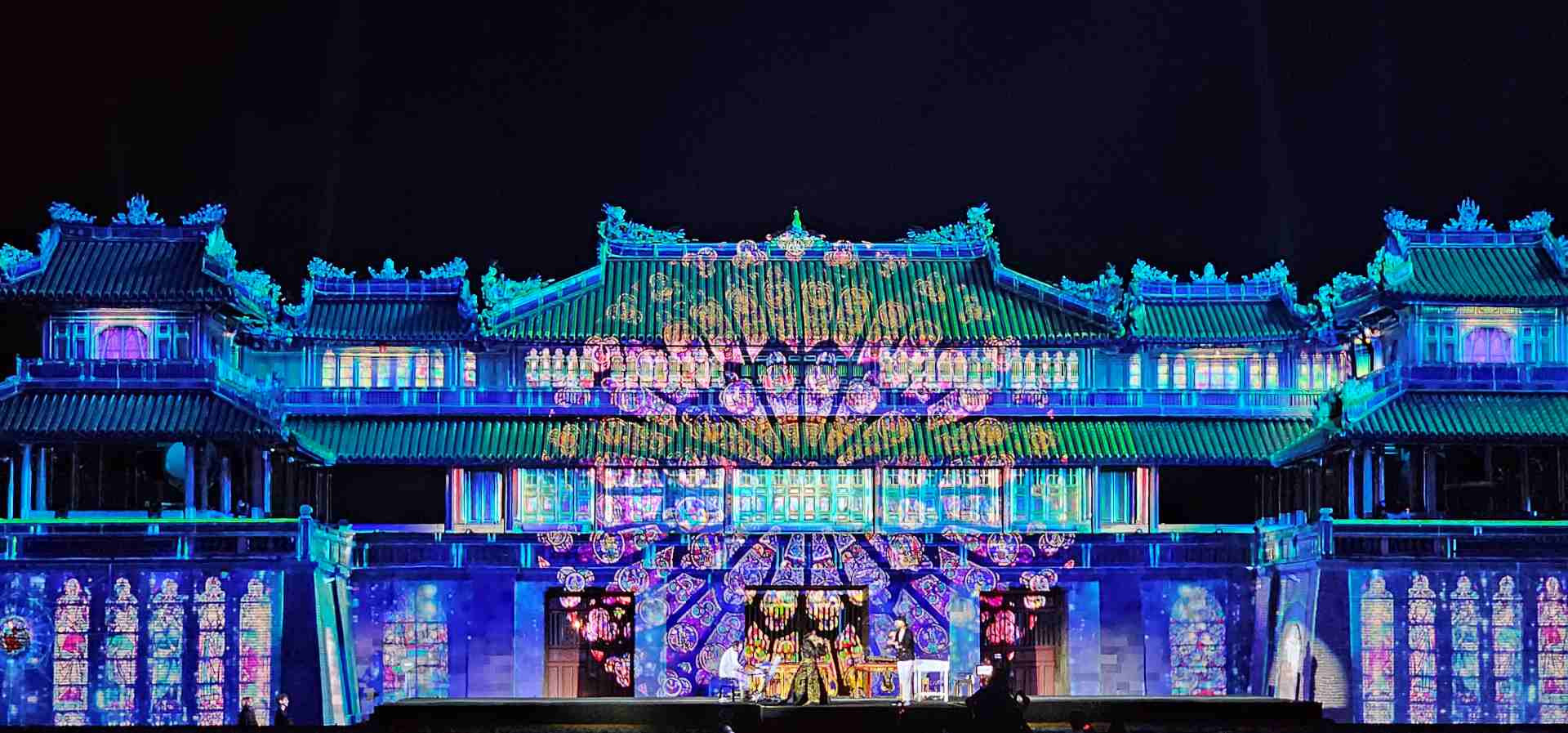 Hue 25 Trinh dien anh sang