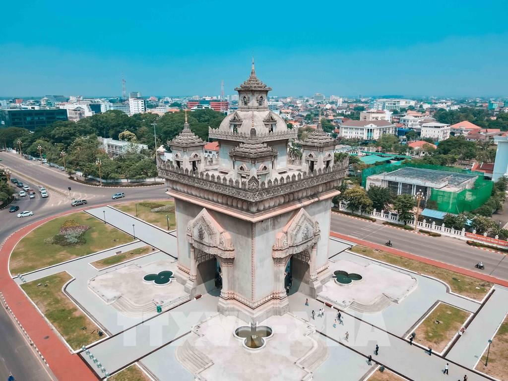 Vientiane 17 105544 kham pha ve dep patuxai dai chien thang noi tieng cua lao