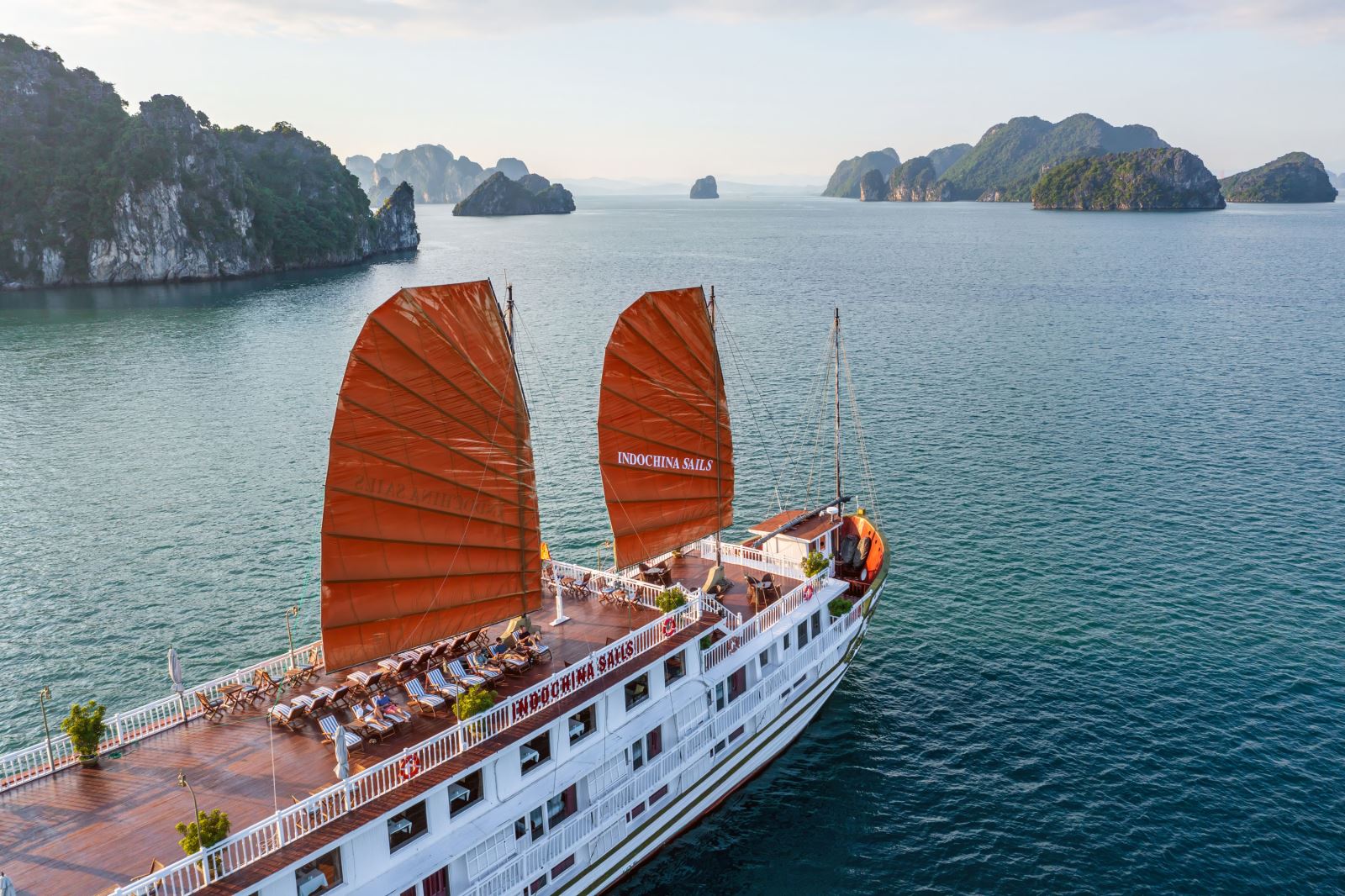 Indochina Sails – Zeitlose Eleganz auf einer unvergesslichen Kreuzfahrt durch die Halong-Bucht 14 2 Sundeck Indochina Sails 81 2