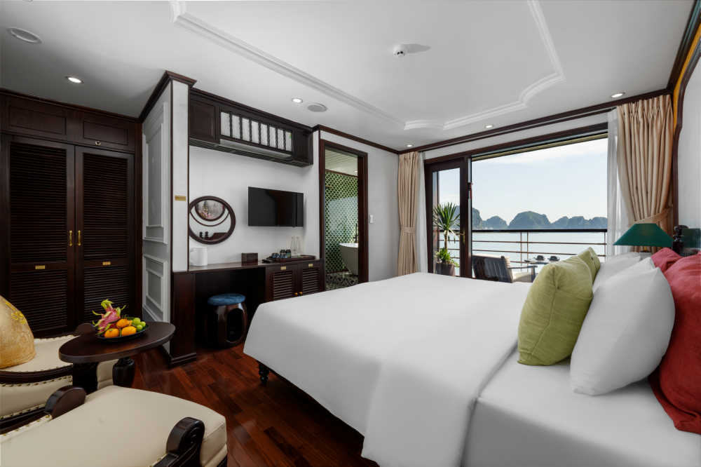 Cycad Cruise – Exklusive Boutique-Kreuzfahrt durch die unberührte Bai-Tu-Long-Bucht 13 Junior Balcony 2