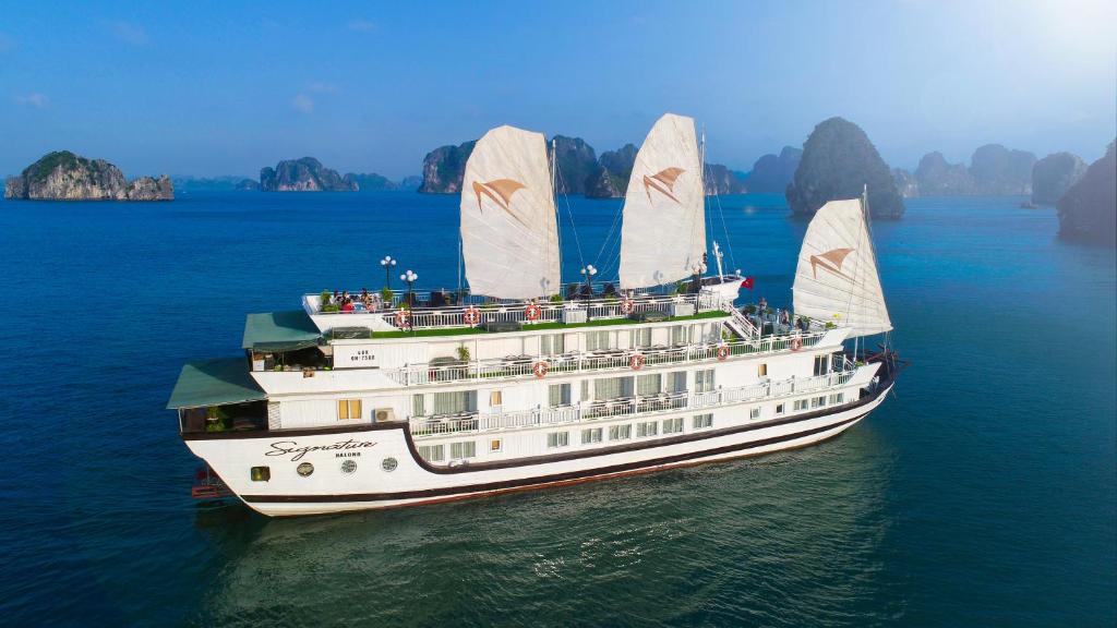 Signature Halong Cruise – Exklusive Luxuskreuzfahrt durch die unberührte Bai-Tu-Long-Bucht 11 Signature Halong Cruise