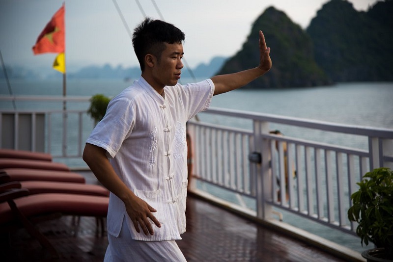Indochina Sails – Zeitlose Eleganz auf einer unvergesslichen Kreuzfahrt durch die Halong-Bucht 13 indochina sails tai chi on sundeck 4 5f44d39f4db04