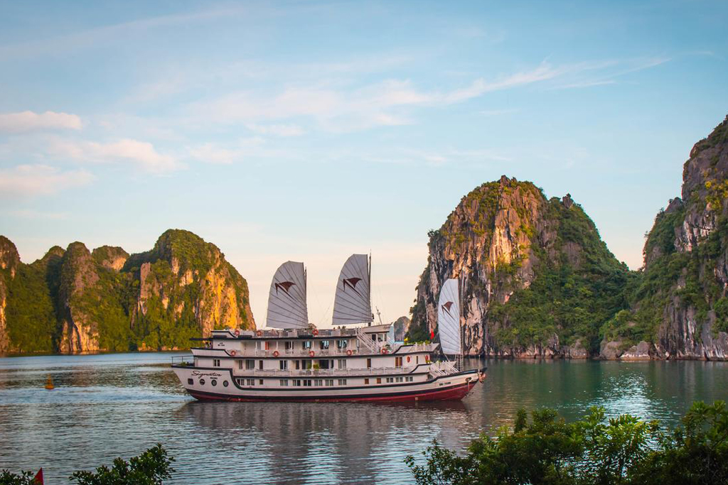 Signature Halong Cruise – Exklusive Luxuskreuzfahrt durch die unberührte Bai-Tu-Long-Bucht 12 signature cruise