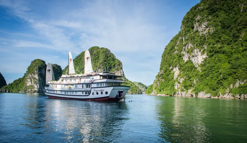 Signature Royal Cruise – Exklusiver Luxus auf einer stilvollen Kreuzfahrt durch die Halong-Bucht 11 signature royal cruise halong overview 2