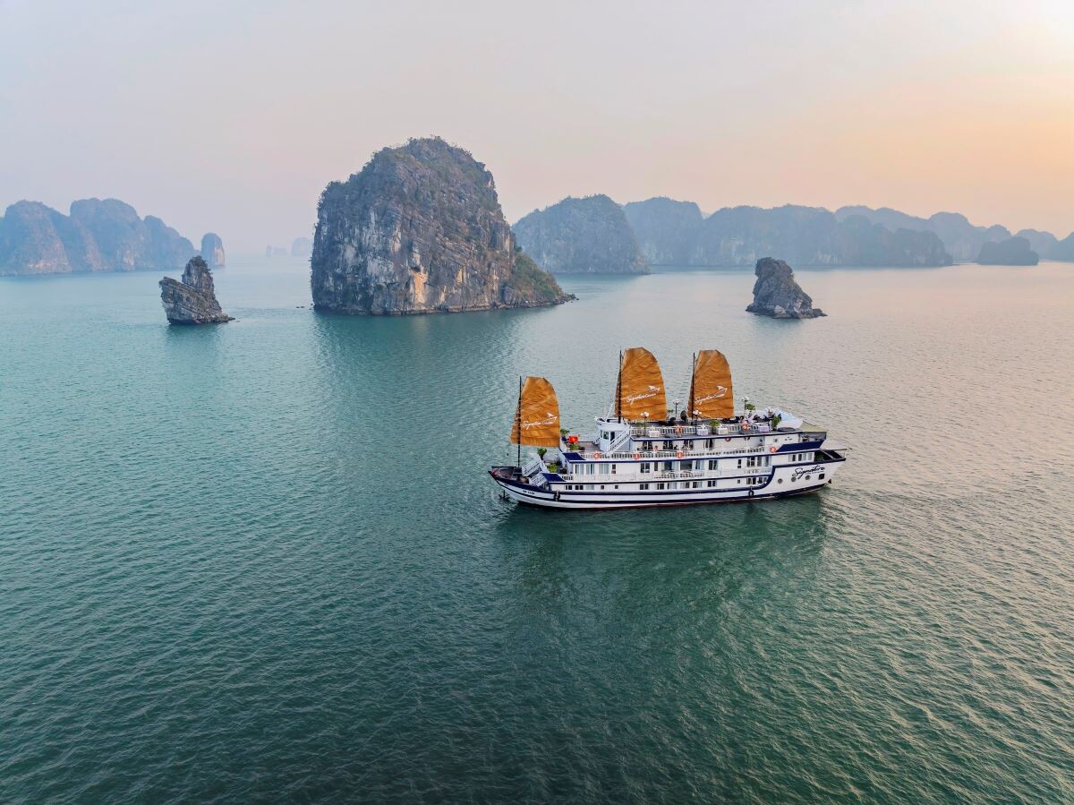 Signature Royal Cruise – Exklusiver Luxus auf einer stilvollen Kreuzfahrt durch die Halong-Bucht 13 signature royal cruise overview