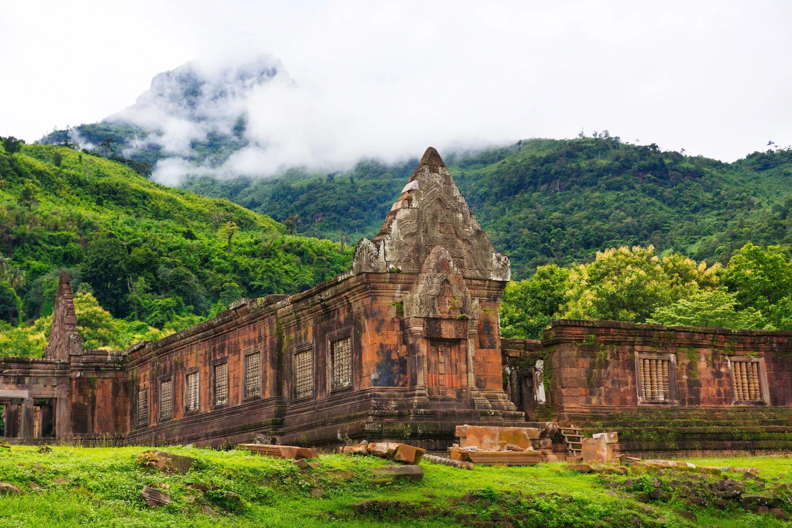wat phou ngoi den 15 the ky giau minh giua nui rung mien nam nuoc lao 091127