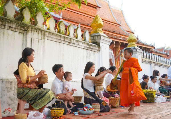 Luang Prabang im Morgengrauen: Sai Bat – die stille Tradition der Almosengabe 20 1790645046786 7438890005396406700 7438890005396406700 30c3d86a31c2ba61a7c9ce9637f1a4e7